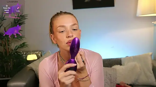 Snapshot of NovaHollisx chatting on October 2025 06:04:02 AM NovaHollisx online show from October 2025 06:04:02 AM