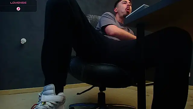 EnzoRace online show from November 2025 05:33:01 AM