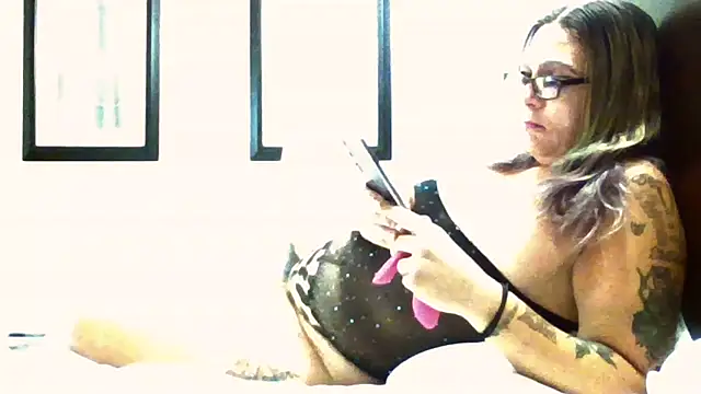 Snapshot of SparklesB1tch chatting on October 2025 05:25:02 PM SparklesB1tch online show from October 2025 05:25:02 PM