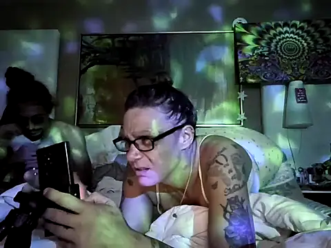 SparklesB1tch online show from April 2026 12:00:01 PM