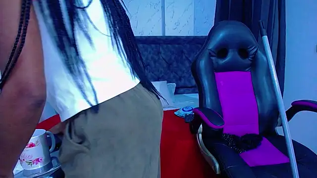 mia  thomson  online show from November 2025 01:11:01 PM