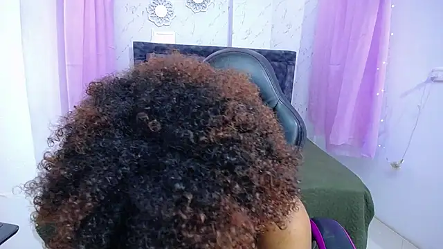 mia  thomson  online show from October 2025 12:51:02 PM