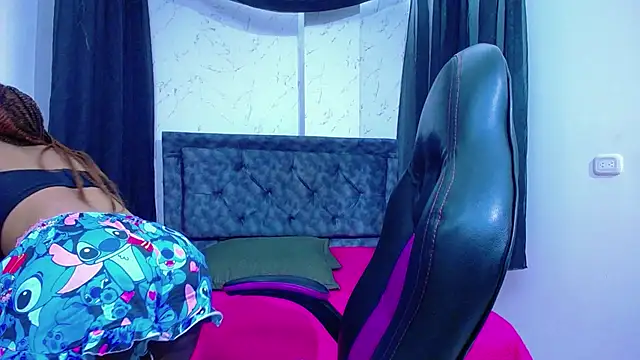 mia  thomson  online show from January 2026 02:22:01 PM