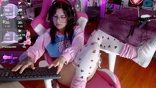 larah uwu online show from September 2025 07:25:01 AM