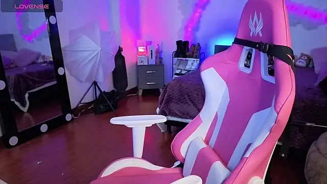 Snapshot of larah_uwu chatting on November 2025 07:35:02 PM larah uwu online show from November 2025 07:35:02 PM