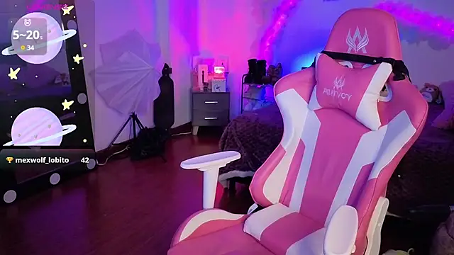 Snapshot of larah_uwu chatting on November 2025 07:47:01 PM larah uwu online show from November 2025 07:47:01 PM