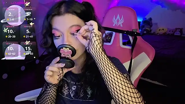 Snapshot of larah_uwu chatting on November 2025 07:18:01 PM larah uwu online show from November 2025 07:18:01 PM