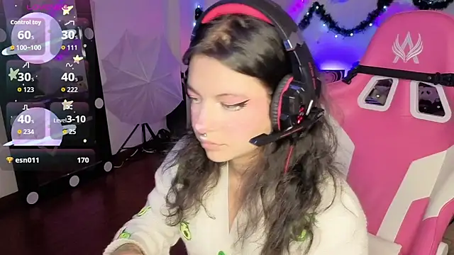 Snapshot of larah_uwu chatting on December 2025 07:14:02 PM larah uwu online show from December 2025 07:14:02 PM