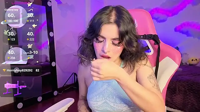 Snapshot of larah_uwu chatting on December 2025 08:08:02 PM larah uwu online show from December 2025 08:08:02 PM