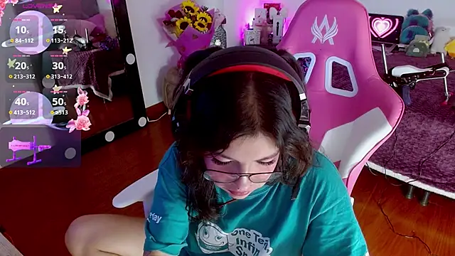 larah uwu online show from September 2025 07:42:01 PM