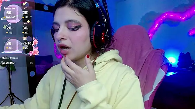 larah uwu online show from October 2025 06:40:02 PM