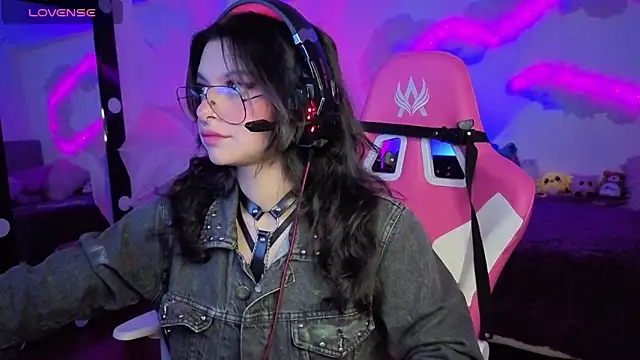 Snapshot of larah_uwu chatting on November 2025 07:18:01 PM larah uwu online show from November 2025 07:18:01 PM