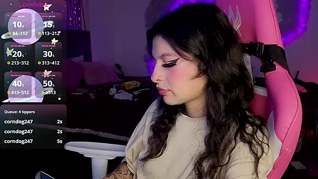 larah uwu online show from March 2026 09:04:02 PM