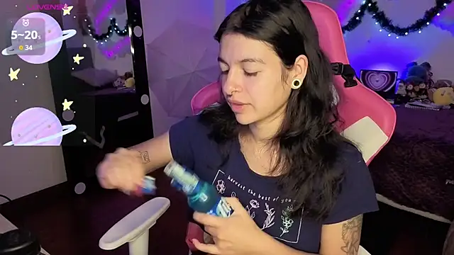 Snapshot of larah_uwu chatting on December 2025 08:44:01 PM larah uwu online show from December 2025 08:44:01 PM