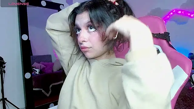 Snapshot of larah_uwu chatting on October 2025 08:18:01 PM larah uwu online show from October 2025 08:18:01 PM