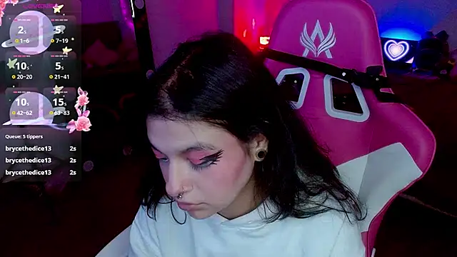 Snapshot of larah_uwu chatting on October 2025 07:48:02 PM larah uwu online show from October 2025 07:48:02 PM