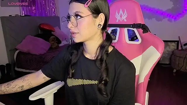 Snapshot of larah_uwu chatting on February 2026 07:47:01 PM larah uwu online show from February 2026 07:47:01 PM