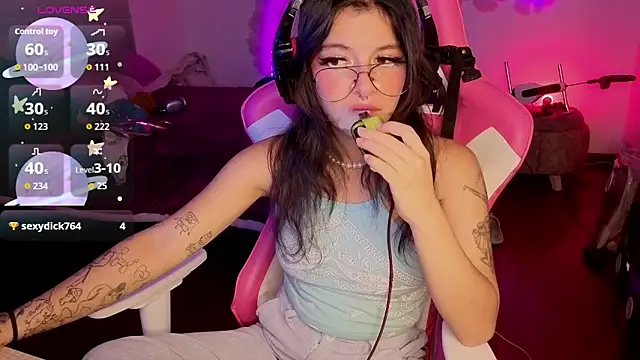 Snapshot of larah_uwu chatting on February 2026 08:15:02 PM larah uwu online show from February 2026 08:15:02 PM