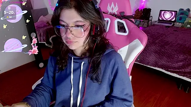 larah uwu online show from September 2025 07:42:02 PM