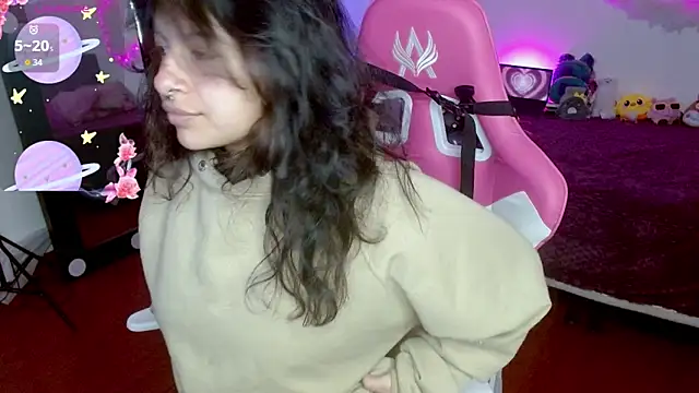 larah uwu online show from October 2025 07:48:02 PM