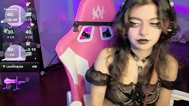 Snapshot of larah_uwu chatting on November 2025 07:39:01 PM larah uwu online show from November 2025 07:39:01 PM