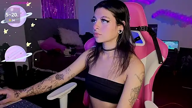 larah uwu online show from April 2026 10:11:01 PM