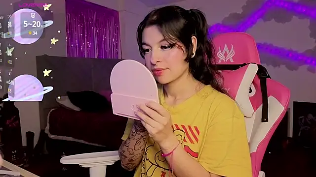 larah uwu online show from April 2026 06:13:02 PM