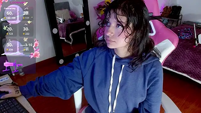 larah uwu online show from October 2025 07:40:01 PM