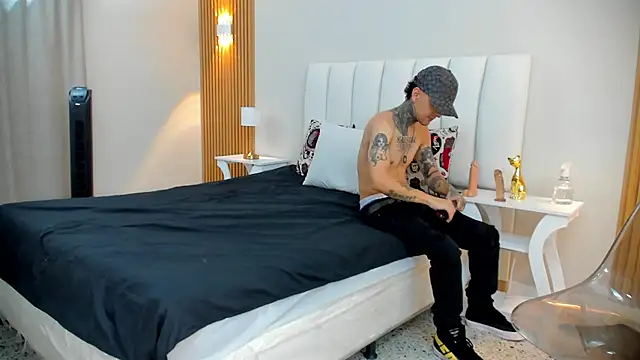 lilyth adam online show from November 2025 08:01:02 PM