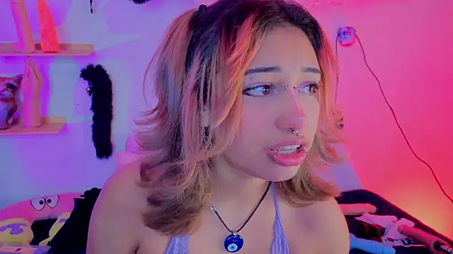 zoelight18 online show from November 2025 07:47:01 PM