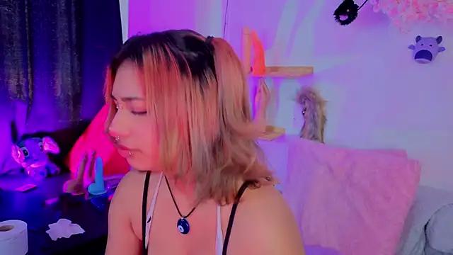 zoelight18 online show from November 2025 04:06:02 PM