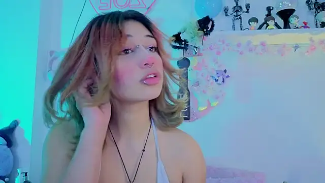 zoelight18 online show from December 2025 07:36:05 PM