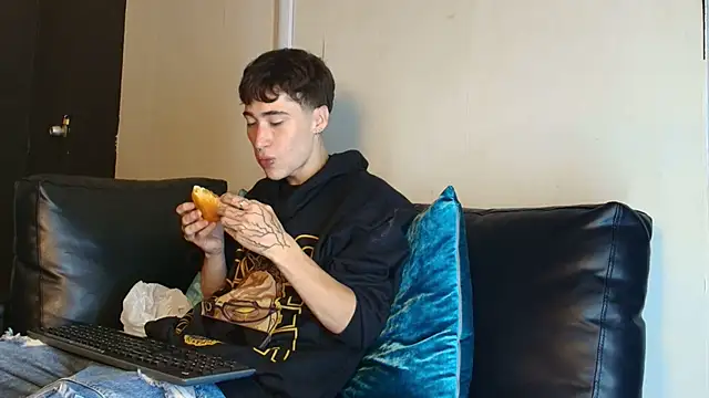 Snapshot of _DantFox_ chatting on November 2025 08:20:01 PM DantFox online show from November 2025 08:20:01 PM