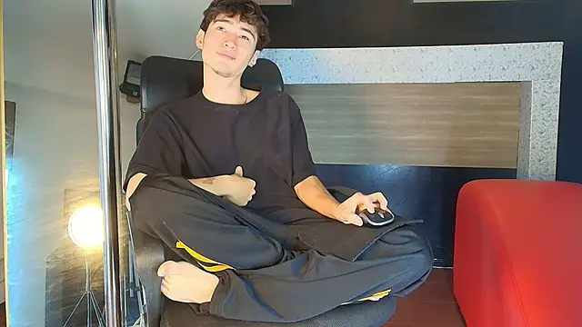 Snapshot of _DantFox_ chatting on November 2025 07:29:02 PM DantFox online show from November 2025 07:29:02 PM