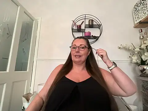 Snapshot of BuxomKitty_BBW chatting on May 2026 04:36:01 PM BuxomKitty BBW online show from May 2026 04:36:01 PM