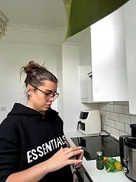 Snapshot of AlitaNova chatting on October 2025 10:58:02 AM AlitaNova online show from October 2025 10:58:02 AM