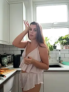 Snapshot of AlitaNova chatting on October 2025 11:00:01 AM AlitaNova online show from October 2025 11:00:01 AM