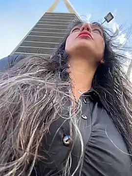 Ninabigtitied online show from November 2025 01:22:01 PM