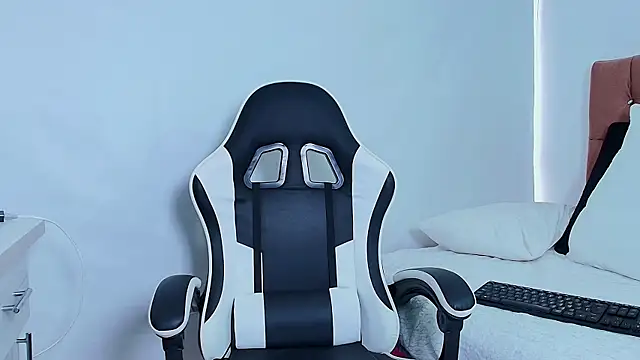 naomi diamond  online show from April 2026 12:06:02 PM