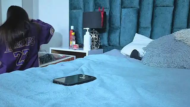 Emma Foxi online show from April 2026 12:01:01 PM