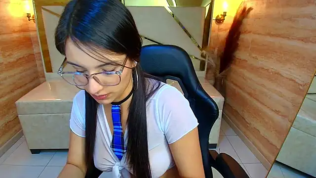 Snapshot of scarlettvixen_r chatting on September 2025 01:00:01 PM scarlettvixen r online show from September 2025 01:00:01 PM