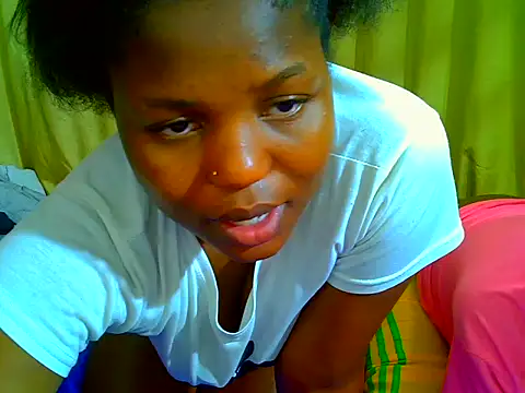 SweetHoney21  online show from May 2026 06:09:01 PM