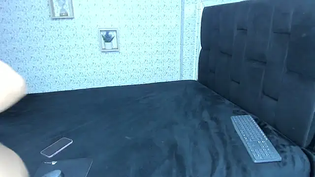 lisa logan online show from September 2025 03:24:02 AM