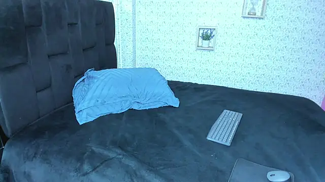 lisa logan online show from October 2025 05:19:02 AM