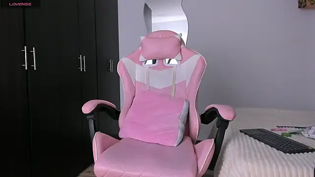 kendal hot01 online show from April 2026 07:04:02 PM