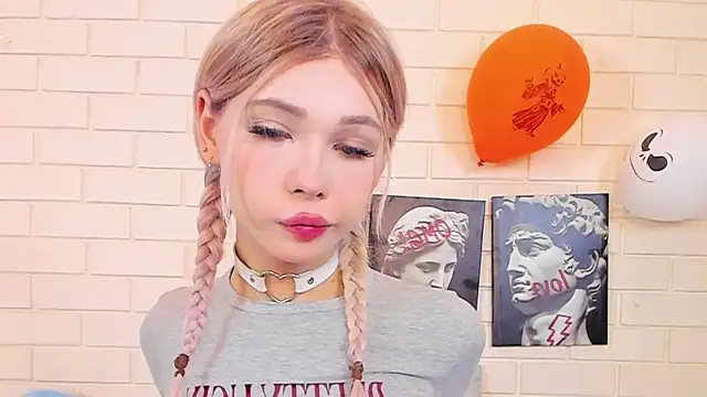 Snapshot of Blondy_Fina chatting on November 2025 04:38:02 AM Blondy Fina online show from November 2025 04:38:02 AM