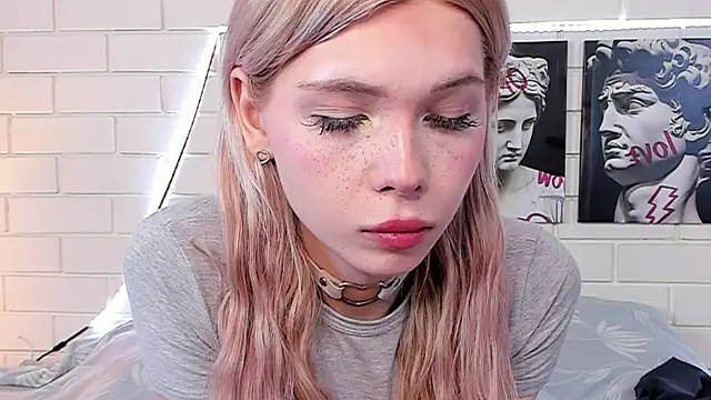 Snapshot of Blondy_Fina chatting on September 2025 04:44:01 AM Blondy Fina online show from September 2025 04:44:01 AM