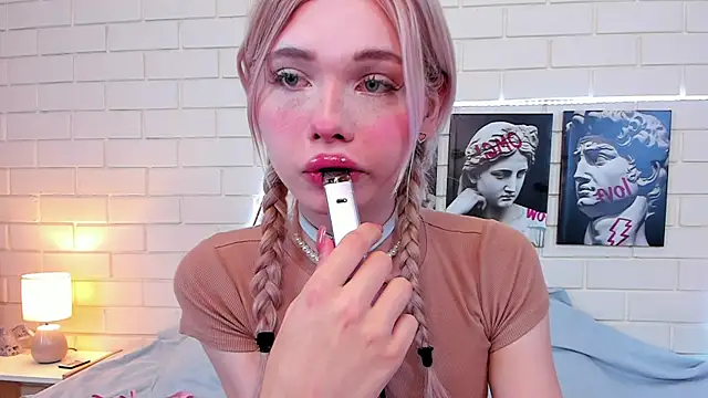 Snapshot of Blondy_Fina chatting on September 2025 04:38:01 AM Blondy Fina online show from September 2025 04:38:01 AM