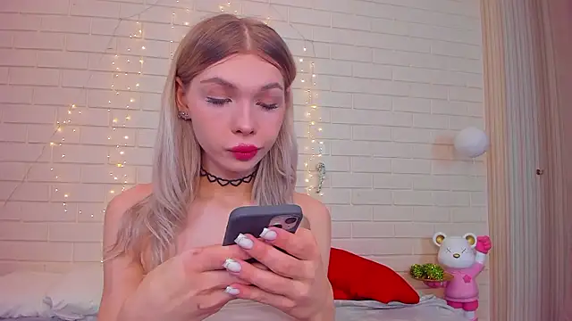 Snapshot of Blondy_Fina chatting on February 2026 04:32:01 AM Blondy Fina online show from February 2026 04:32:01 AM