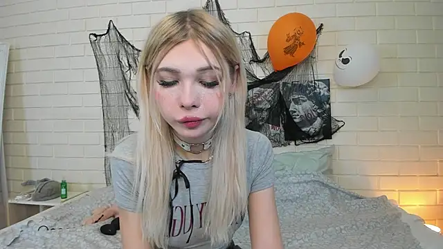 Snapshot of Blondy_Fina chatting on October 2025 04:44:02 AM Blondy Fina online show from October 2025 04:44:02 AM